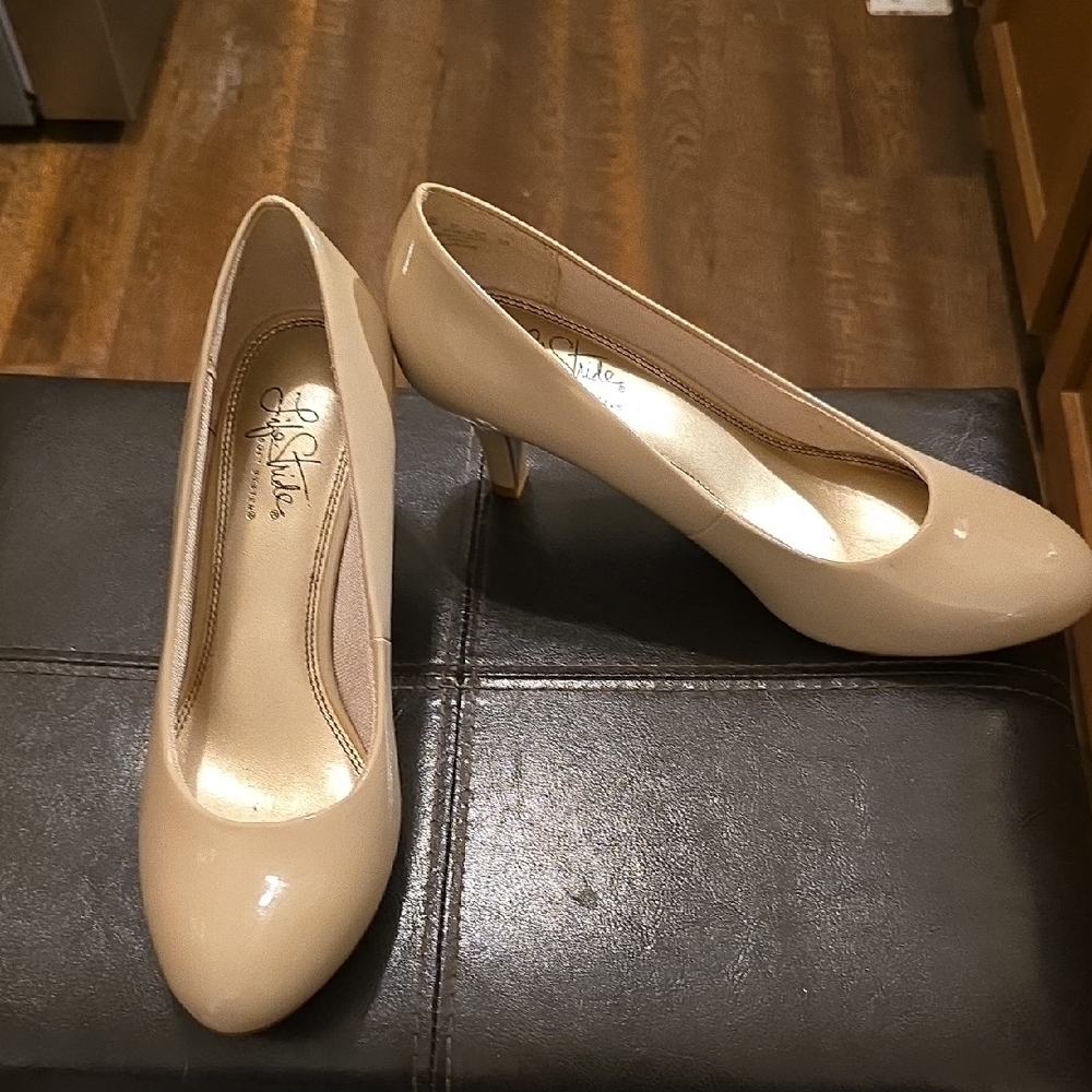 Life Stride Classic Nude Heels